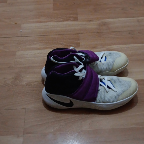 Nike Kyrie 2 - Picture 1 of 3